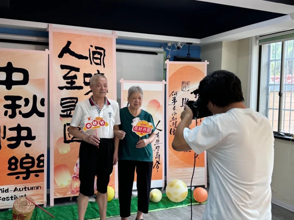 中秋話團(tuán)圓 “咔嚓” 他們的全家福拍好啦！